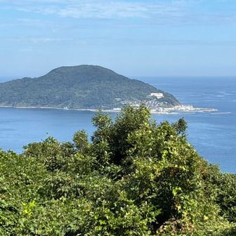 正面に玄界島