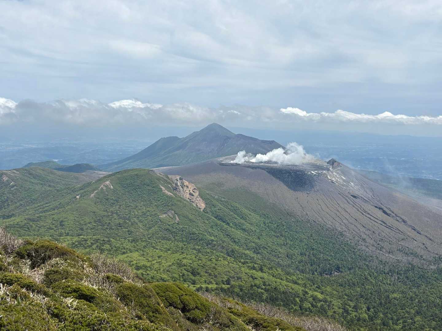 韓国岳 | 爆裂火口と霧島連山のパノラマを一望する百名山の王道コースの写真