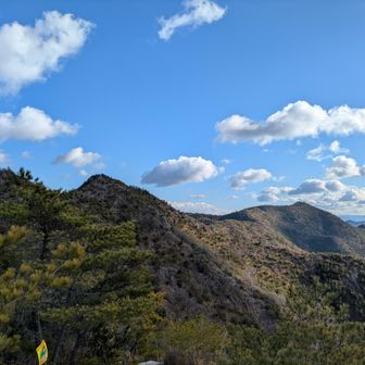 別所奥山頂にて①：こっちから歩いてきた。高御位山はだいぶ遠くになった。