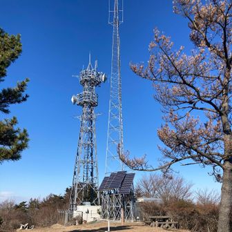 硯上山の山頂には巨大なアンテナがありました