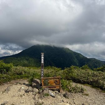 奥にはさっき居た荒島岳山頂
雲に覆われてますね