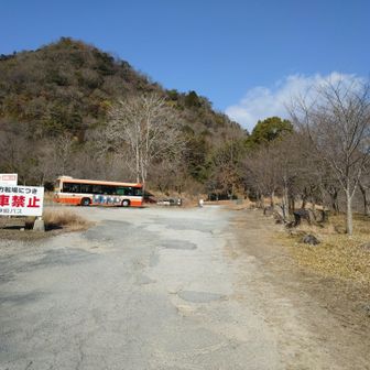 緑台バス停から北へ
道なりに進むと神姫バスの方転場に
辿り着きます。

里山西登山口はこの裏手にあります🙂