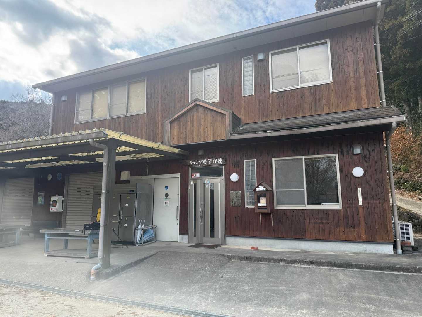 管理棟の横にﾄｲﾚがありますが冬季閉鎖中

こちらの多目的ﾄｲﾚは利用可能との事でした