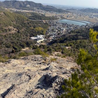 ここは岩の激くだりです。このあたりは百間岩というみたい。大きくて広いです