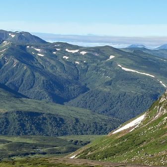 トムラウシ山の横にオプタテシケ山が見えてきた