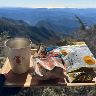 っと、降りてたらひとの気配が😆なんと明神一筋さん御一行が下山し始める所だった😅
今日はゆっくりされてたのね〜💦ご挨拶だけして私はオヤツタイム🍪