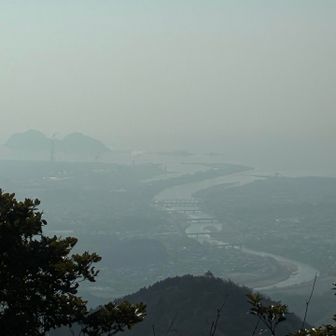 眺望よき✨
黄砂で霞むも光市街と瀬戸内海に注ぐ島田川(ズーム)