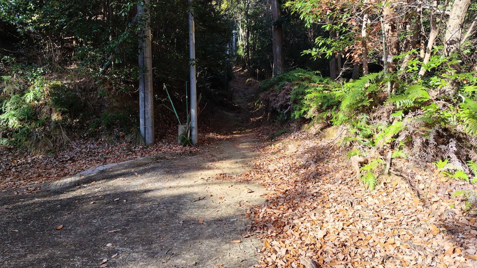 ここまで舗装路で、ここから未舗装路です