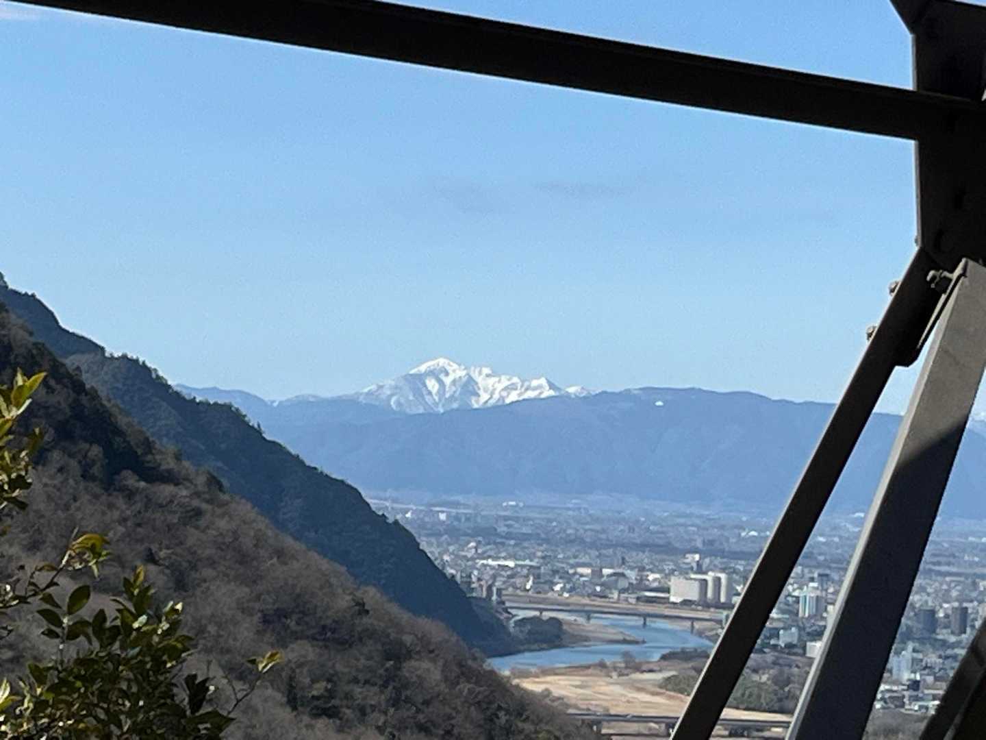 鉄塔の隙間から伊吹山⛰️