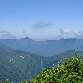 ピパイロ岳〜伏美岳へ続く稜線〽️

一見すると平らに見えますが、6月に歩いた時はなかなか苦労しました😅