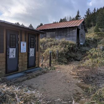 避難小屋と冬季閉鎖中のトイレ