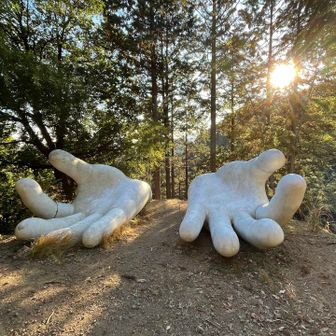 子の権現近くにある白い手のオブジェ