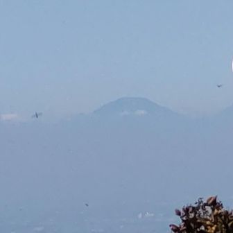 西の方向。富士山？