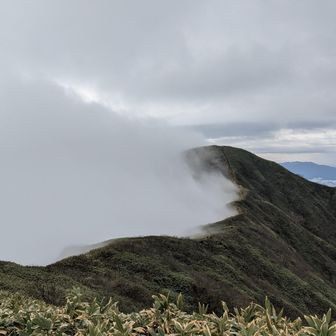 経ヶ岳・法恩寺山 経ヶ岳でようやく雨あがる