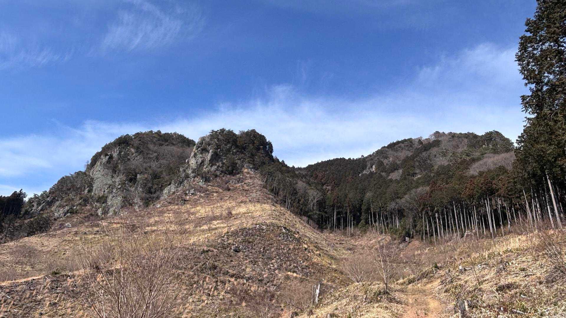 御嶽山と古賀志山
斜面には2千本の桜が植えられたそうです
満開🌸が楽しみですね