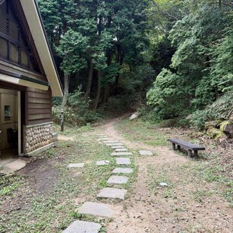 ここのトイレには実は神戸市のフリーWi-Fiがあるんです。向かいの東屋でも入ります