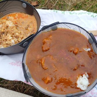 テン場に戻りランチ。カレーと胡麻担々スープ丼