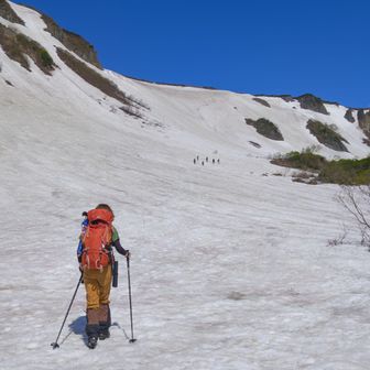 この先から三笠新道のトラバースへ！快晴だー☀️
