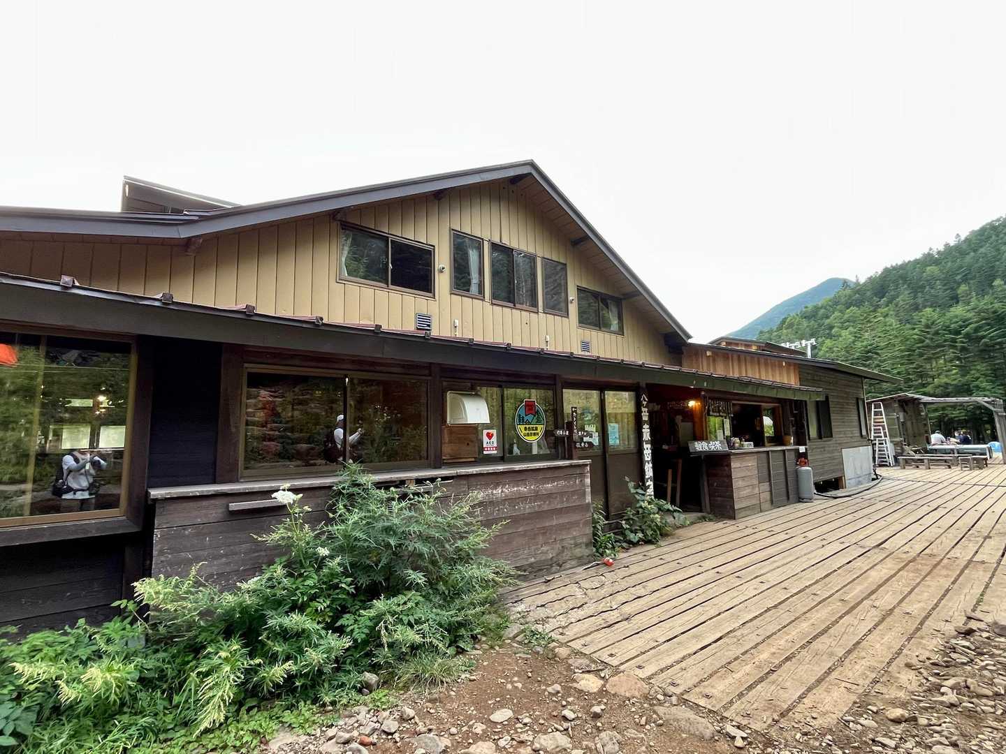 赤岳鉱泉まで来ました✨

✳︎赤岳鉱泉
標高2240mに位置する温泉地。冬季も営業しており日本で2番目の高所にある温泉（最高所はみくりが池温泉）。通年営業の温泉宿としては日本最高所。