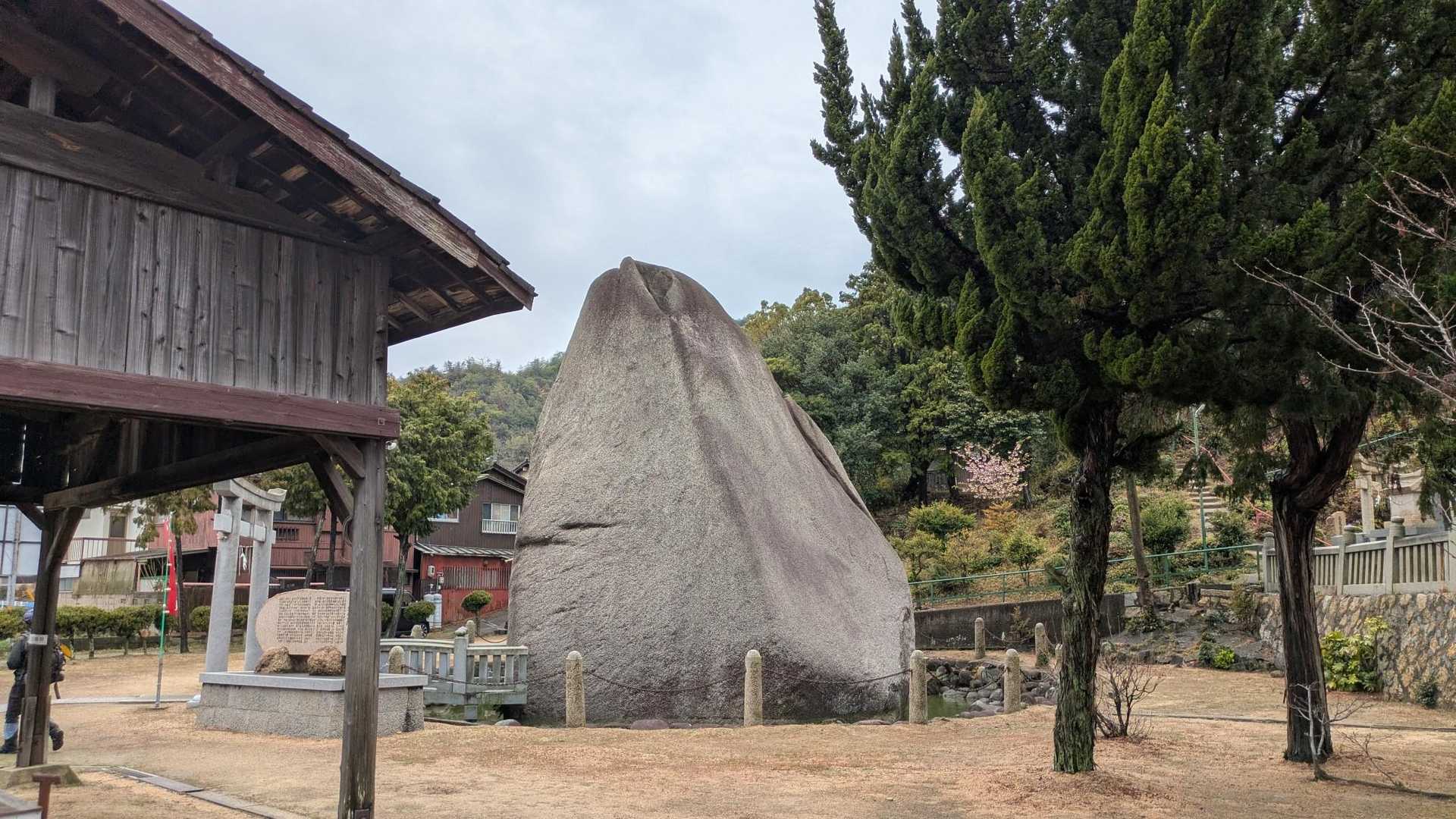 目を引く御神体の大岩