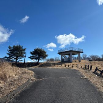 展望台もあっていい場所。冬以外は車で山頂まで来れるようです。今日は通行止めになっていたので、仕方なく歩いて来ました。