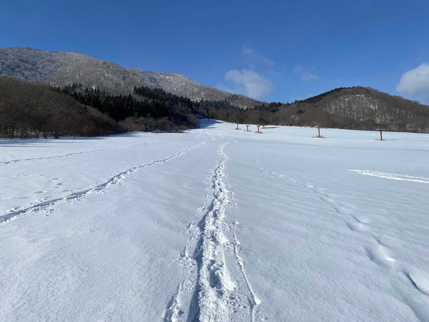 振り返ると、自分のトレースの向こうに
薬莱山