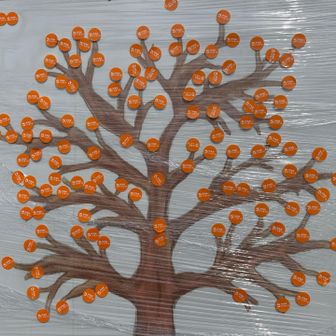 入場料100円払うともらえるシールを出口でこのパネルに貼り付けて帰る