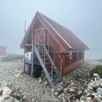 蝙蝠岳からよく見えた小河内避難小屋。
今日は濃霧で突然現れた。