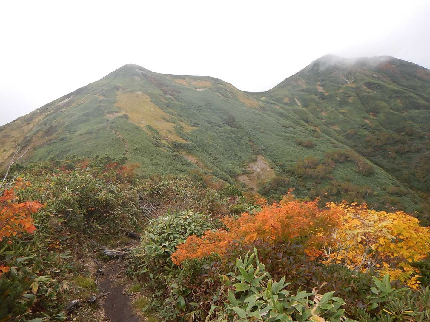 白毛門から望む笠ヶ岳と朝日岳