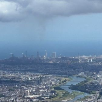 ちょうど製鉄所の上に厚い雲が☁️