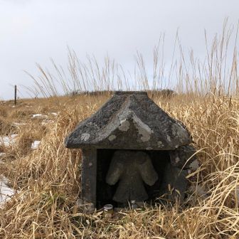 小さな祠が