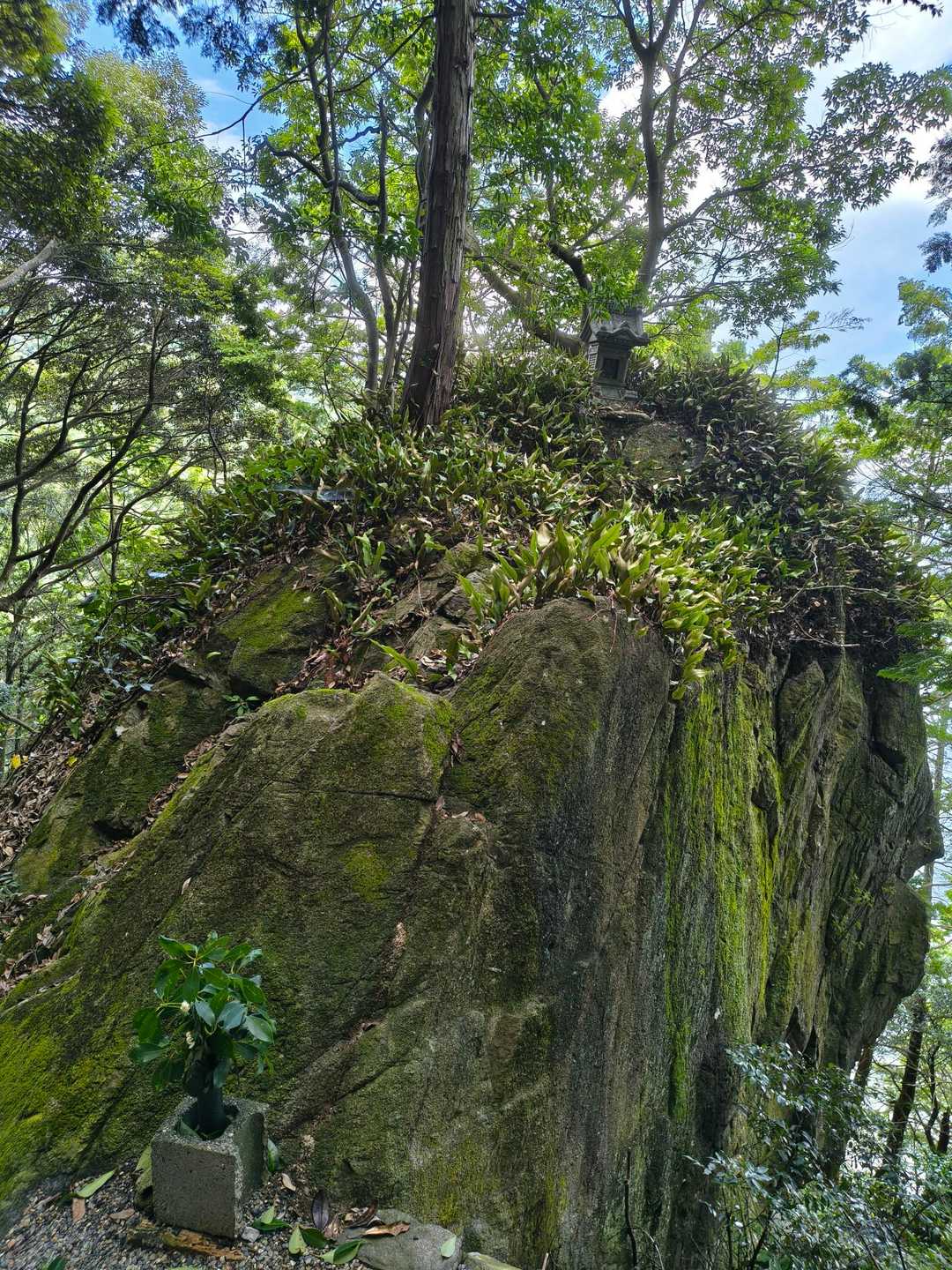前回も見た岩の上に何やら祀られてます。左から上れるみたいですがスルー。