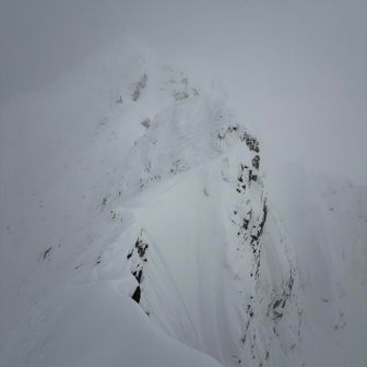 タイムオーバーだが一先ずさっき見た雪庇は歩けた