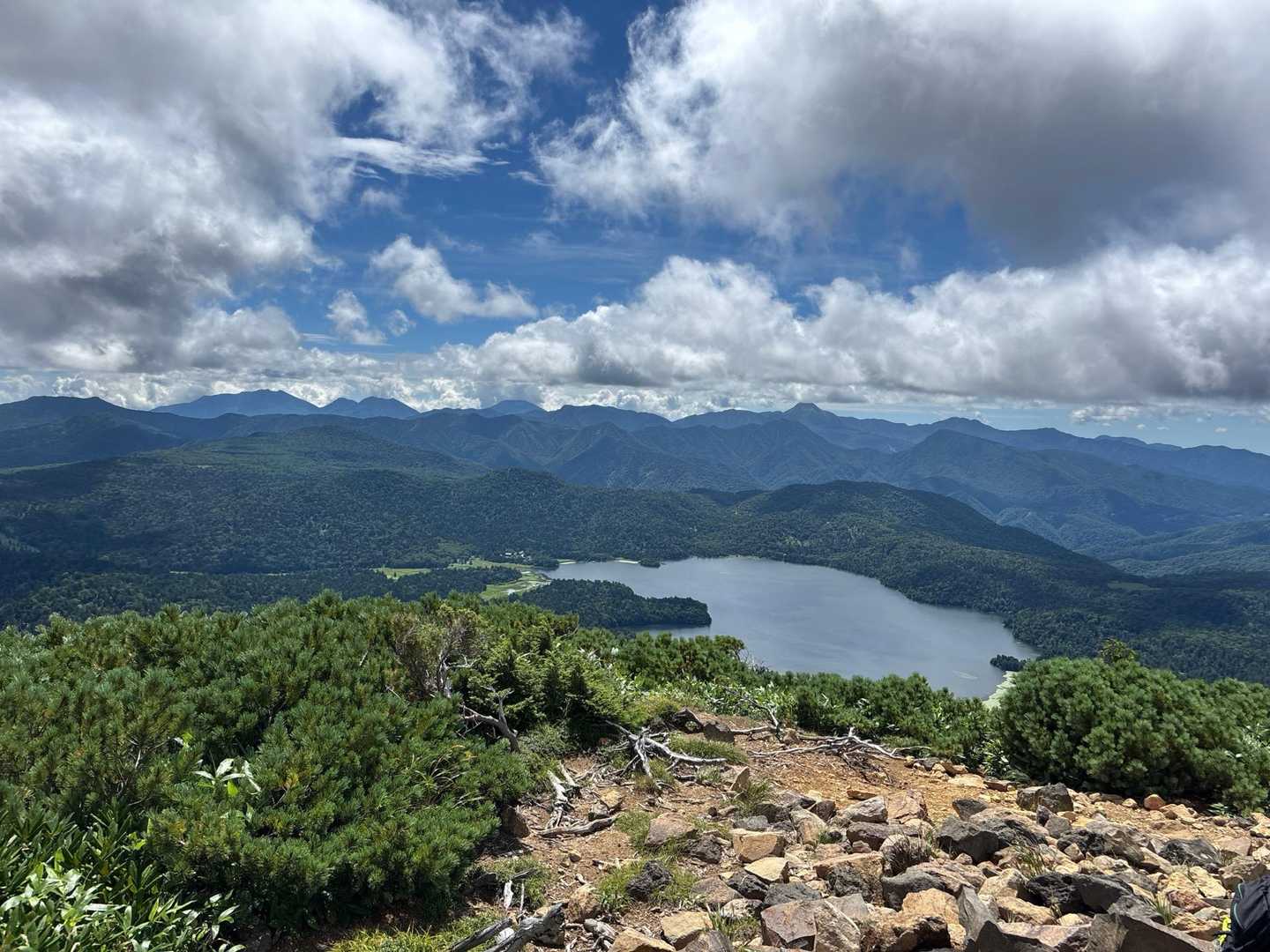 ミノブチ岳。ここも絶景スポットです。日光白根山、男体山、女峰山。日光ファミリーが勢揃いです。