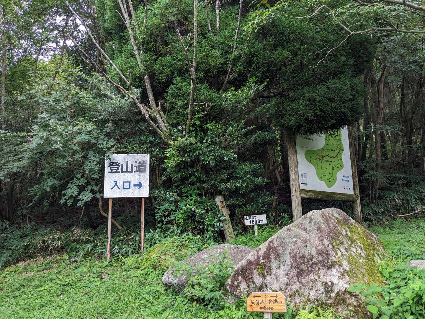 登山口の駐車場に車を停めた瞬間、車にアブが集まってきます💦