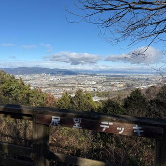 展望デッキからは京都方面が望めます。