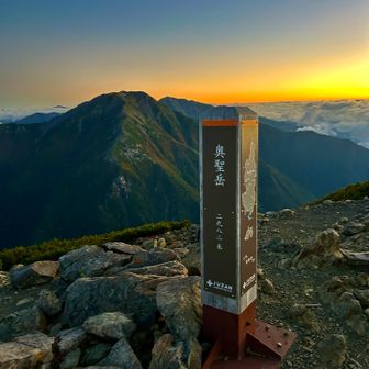 奥聖岳登頂です！
バックには赤石岳と悪沢岳✨