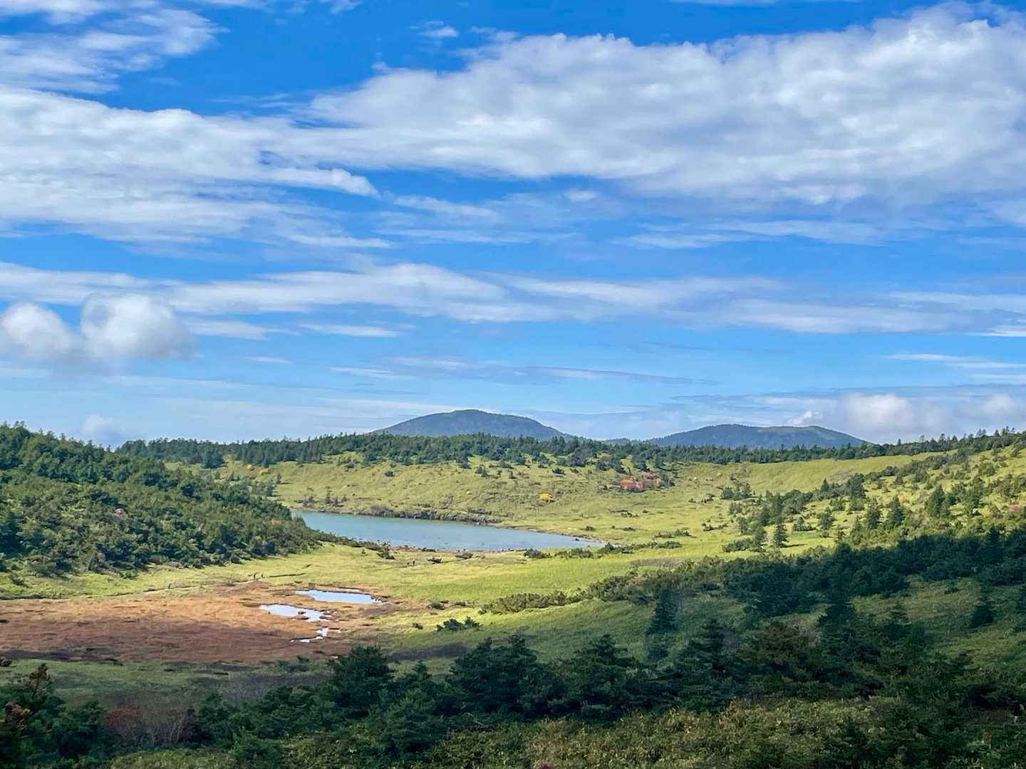 一切経山の登る途中
見える鎌沼が　今回のオーガナイザー
仙台の相方が　1番好きな風景

優しさが溢れる風景に
みんな釘付け