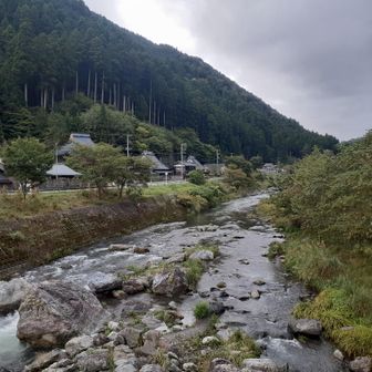 市民センター駐車場から、川を渡って登山口へ