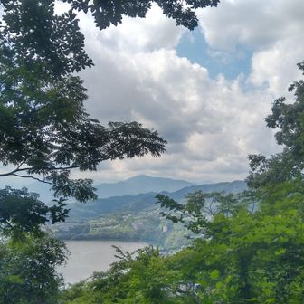 嵐山頂上からも相模湖が見える