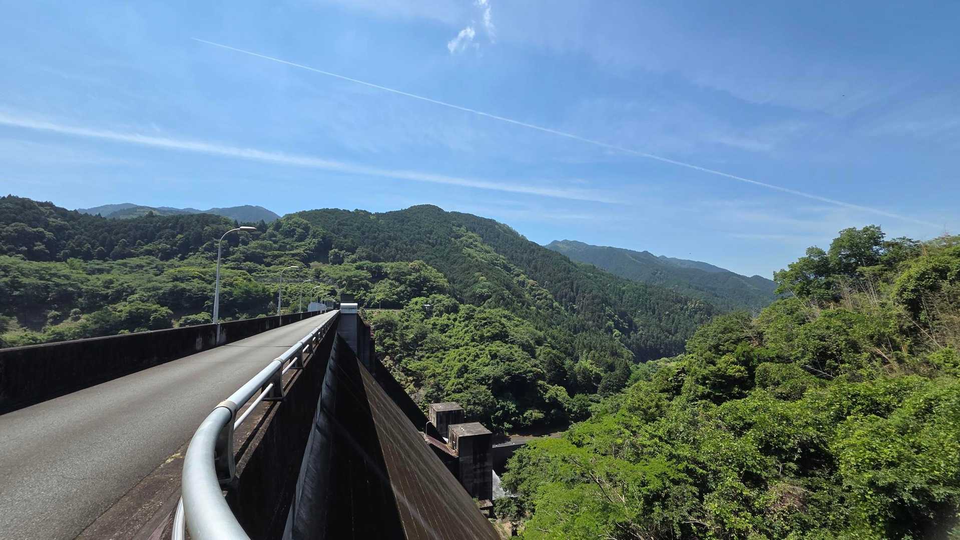 ダム下流側