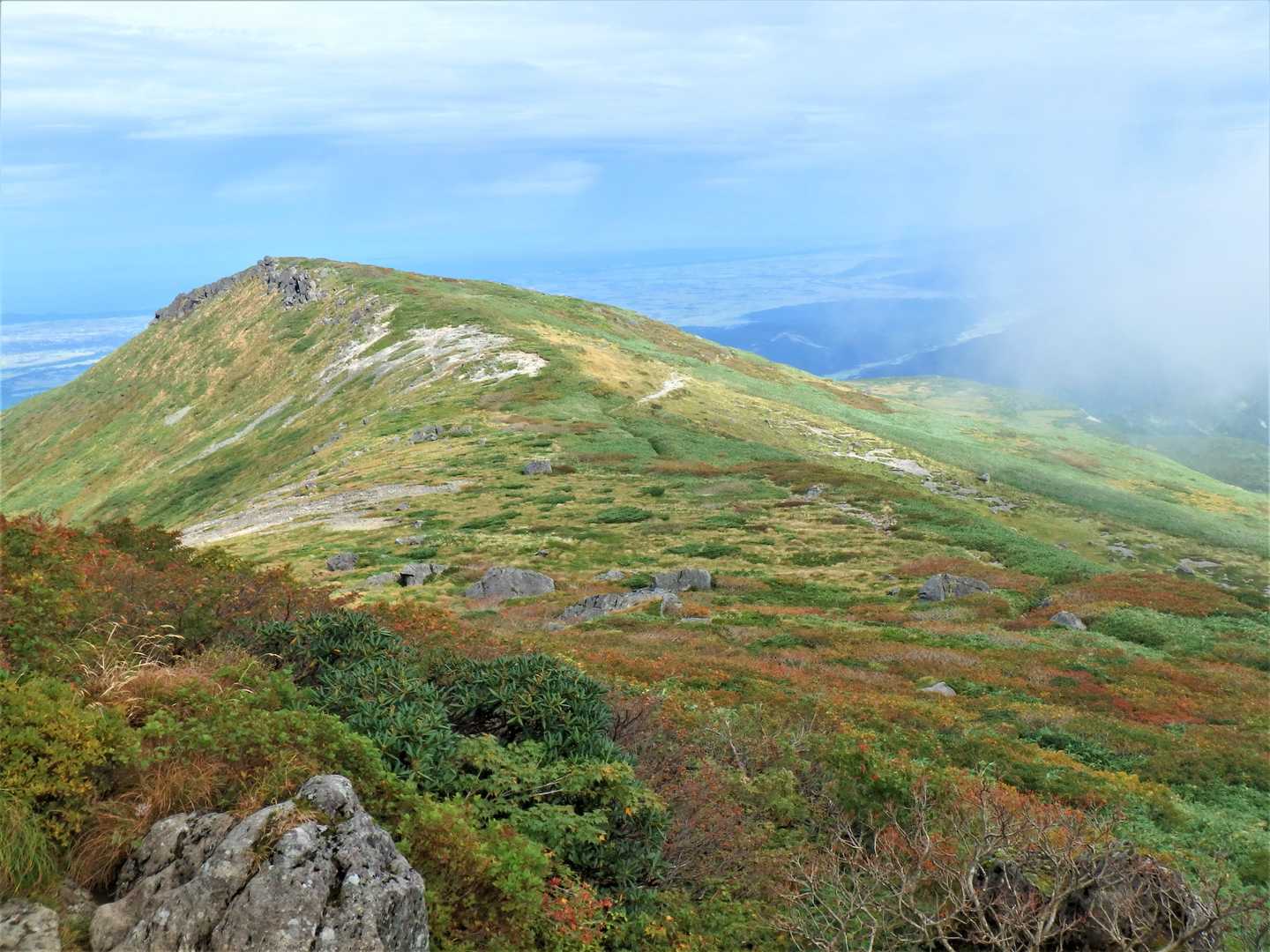 月山八合目往復 | 夏は残雪と花の楽園、秋は黄金に染まる草紅葉、四季折々の魅力の写真