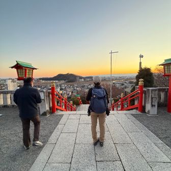 ここからの景色も最高です✨
ライトアップされるのを知ってるのか、人がいっぱい来てます🚶