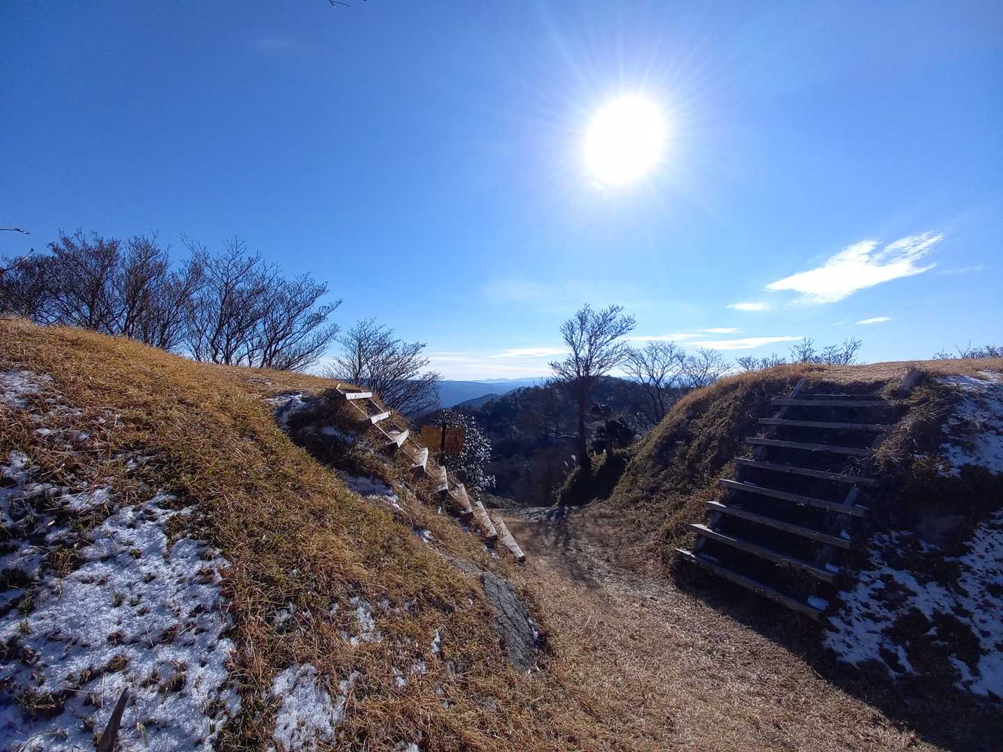 周囲を盛り土で囲まれた『霊山山頂広場』