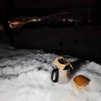 浦佐方面には霧がでているのを見ながら朝のコーヒー☕