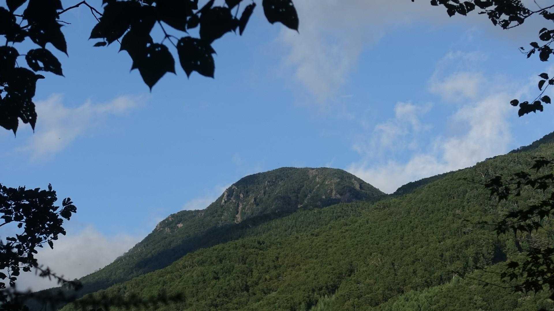 小真名子山をズーム。
ここからは山頂の反射板は隠れていて見えない様です。