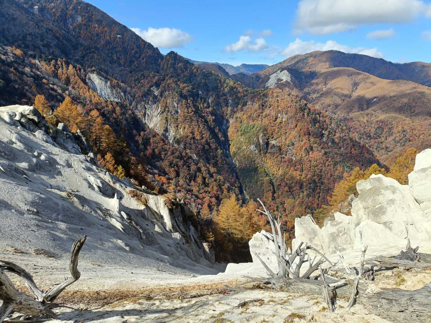 日向山 | 白亜に輝く天空のビーチから、南アルプス・富士山・八ヶ岳を一望の写真