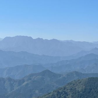 両神山と、重なる稜線をアップで。