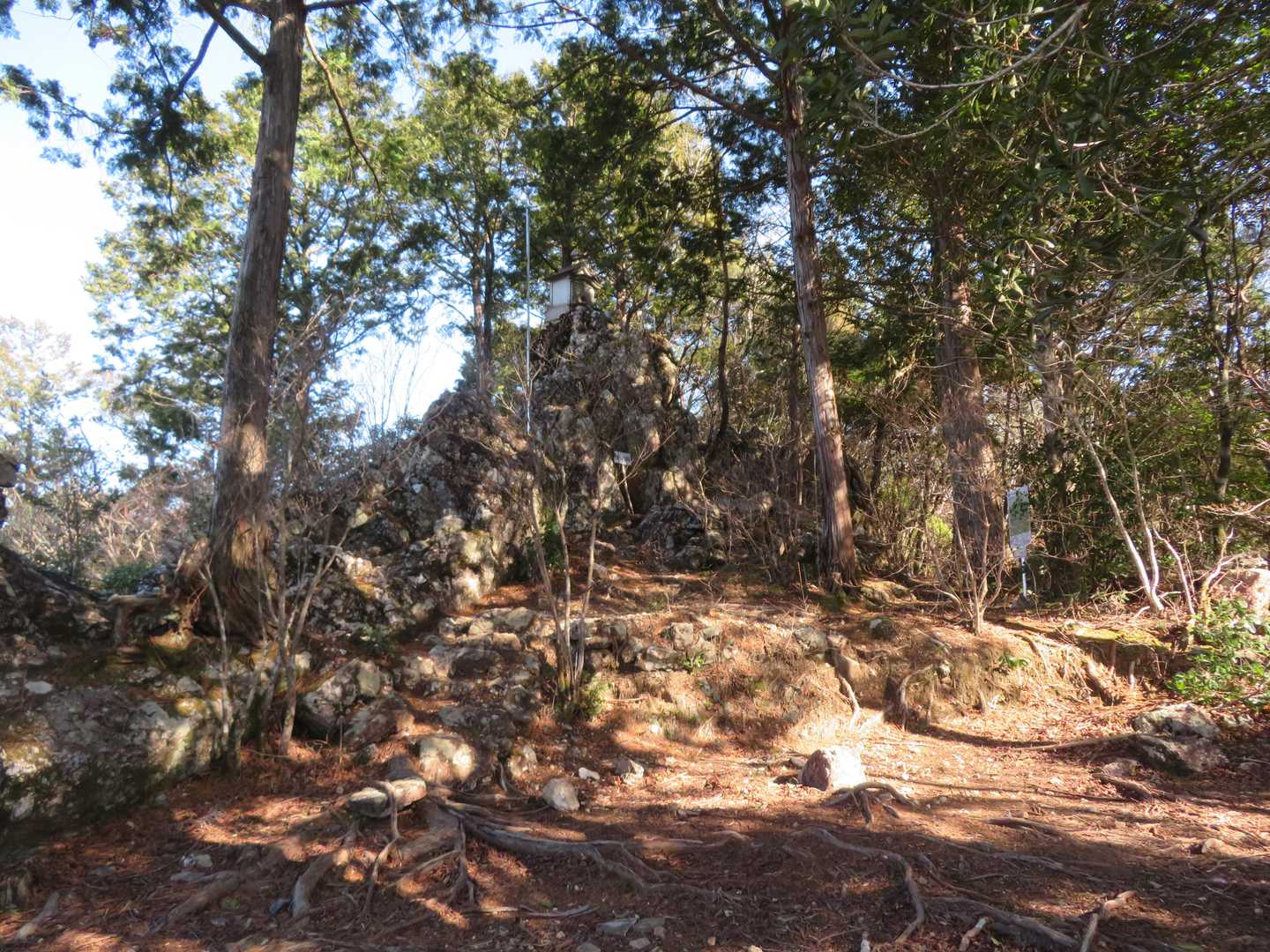 大滝山頂上（標高247m）。
石鎚山遥拝岩の上に石鎚神社の祠。