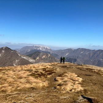 山頂のサイコーな時間を過ごしてます